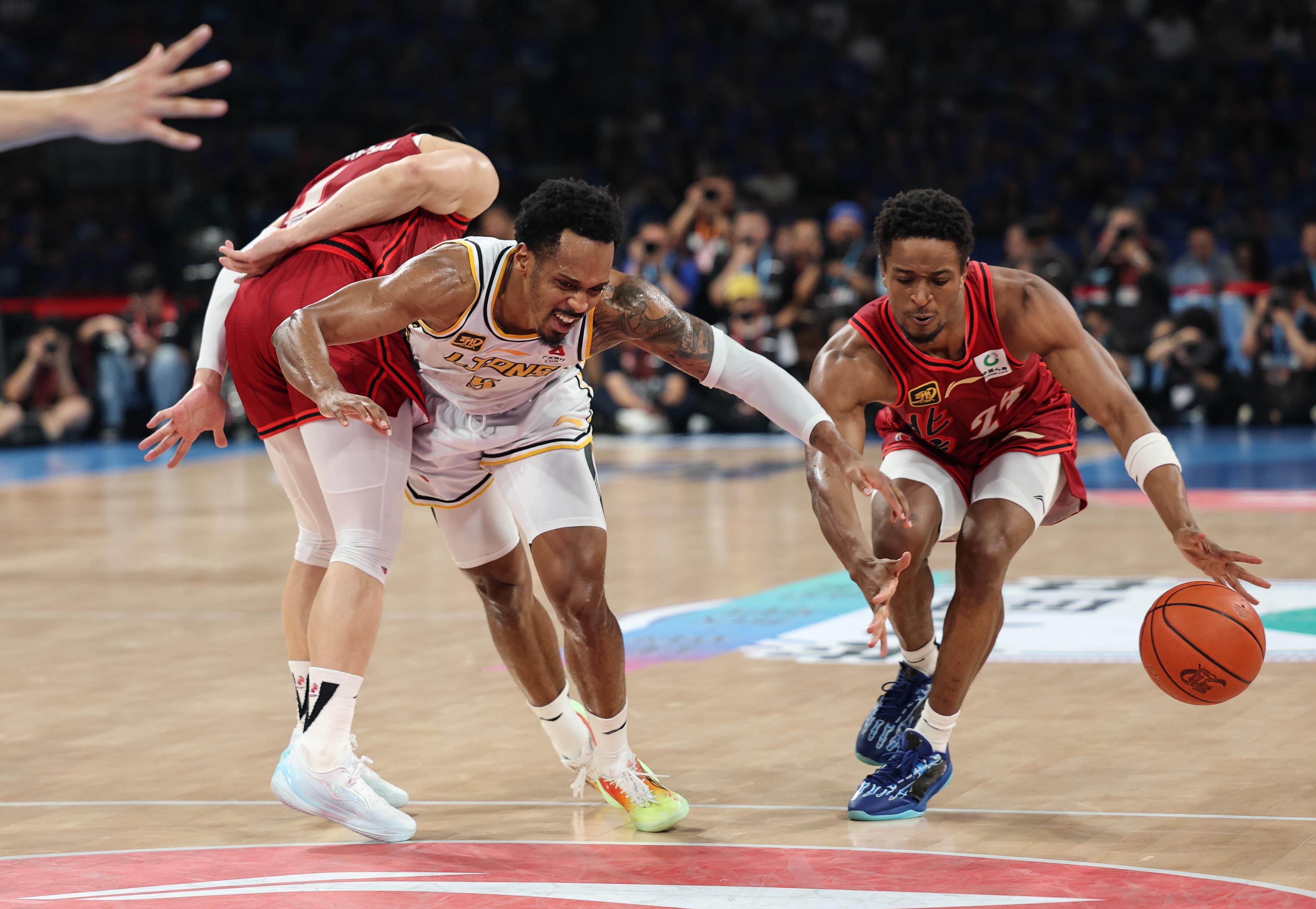 包含多伦多猛龙迎NBA总决赛关键赛；国际比赛日远射贴柱；质疑声仍在；年轻球员得到机会的词条