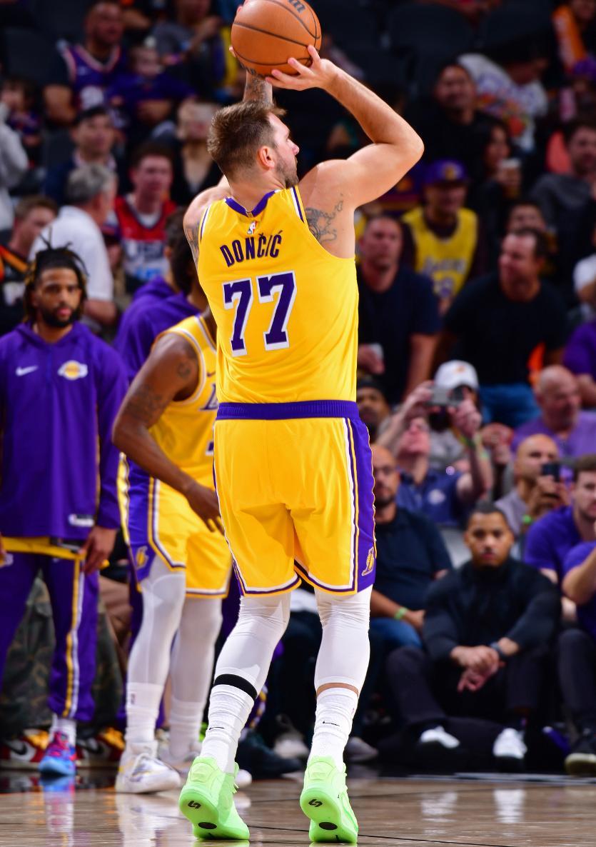  东契奇遭严防无碍拆解防守 关键球金鸡独立羞辱kd 