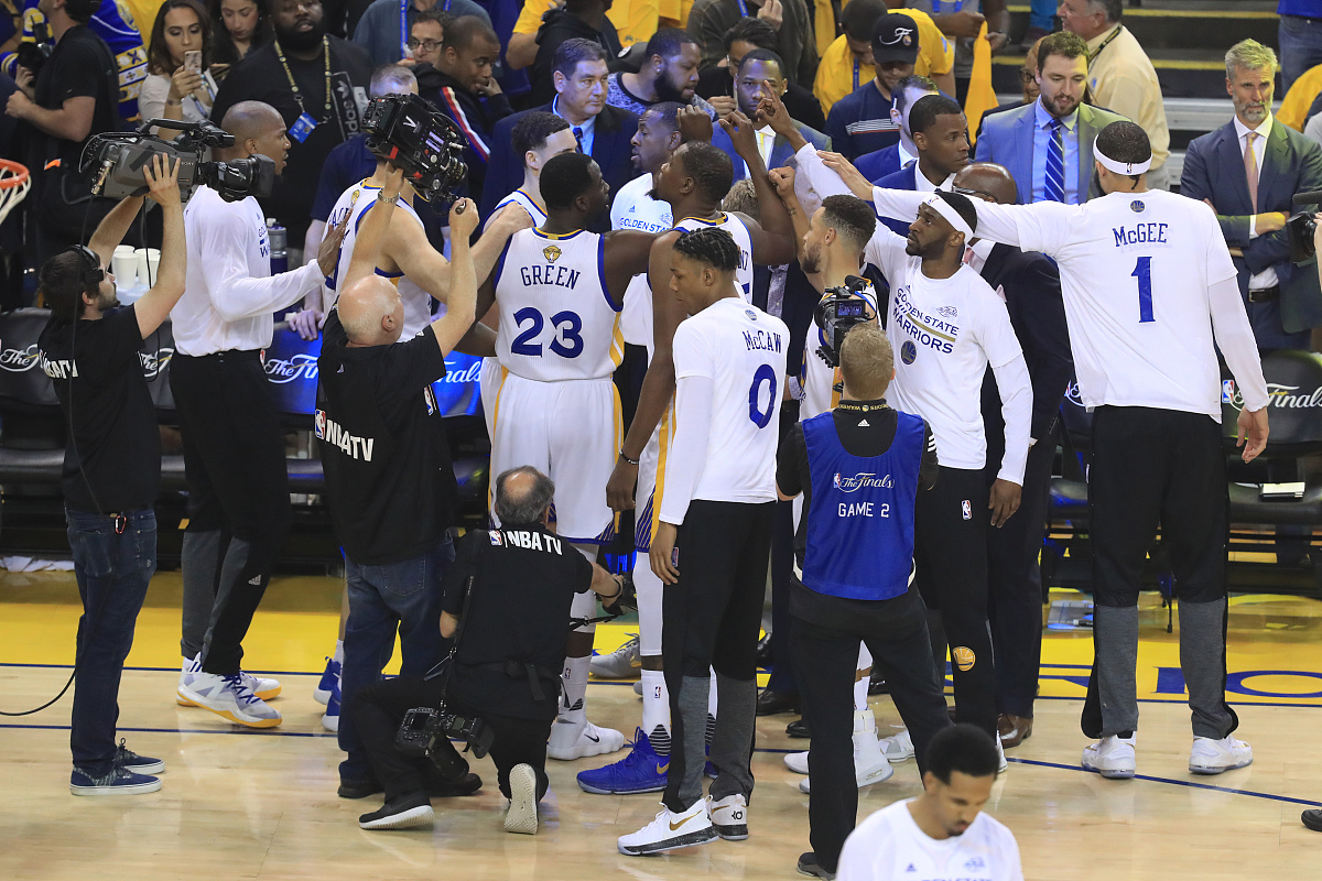 JackeyLove回归赛场，精彩发挥首场状态亮眼，快船观众沸腾！的简单介绍